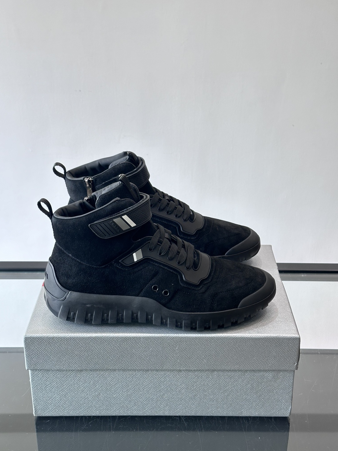 Prada～普拉达男士秋冬高帮休闲鞋，高端精品系列，精工细作，原厂进口材质，鞋面为进口小牛皮，皮质软糯，