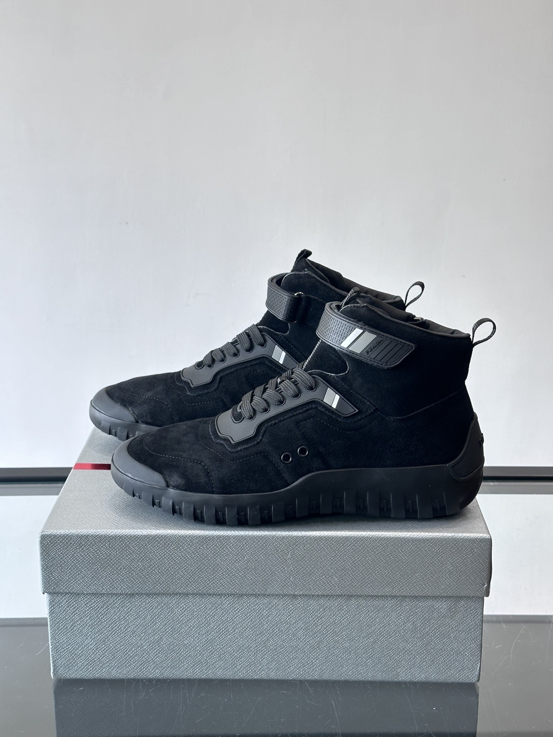 Prada～普拉达男士秋冬高帮休闲鞋，高端精品系列，精工细作，原厂进口材质，鞋面为进口小牛皮，皮质软糯，