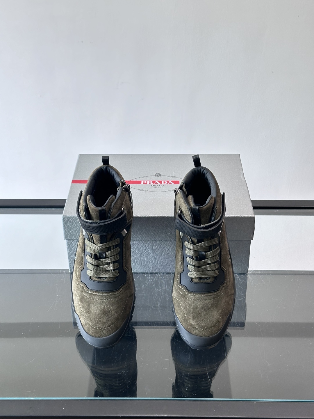 Prada～普拉达男士秋冬高帮休闲鞋，高端精品系列，精工细作，原厂进口材质，鞋面为进口小牛皮，皮质软糯，