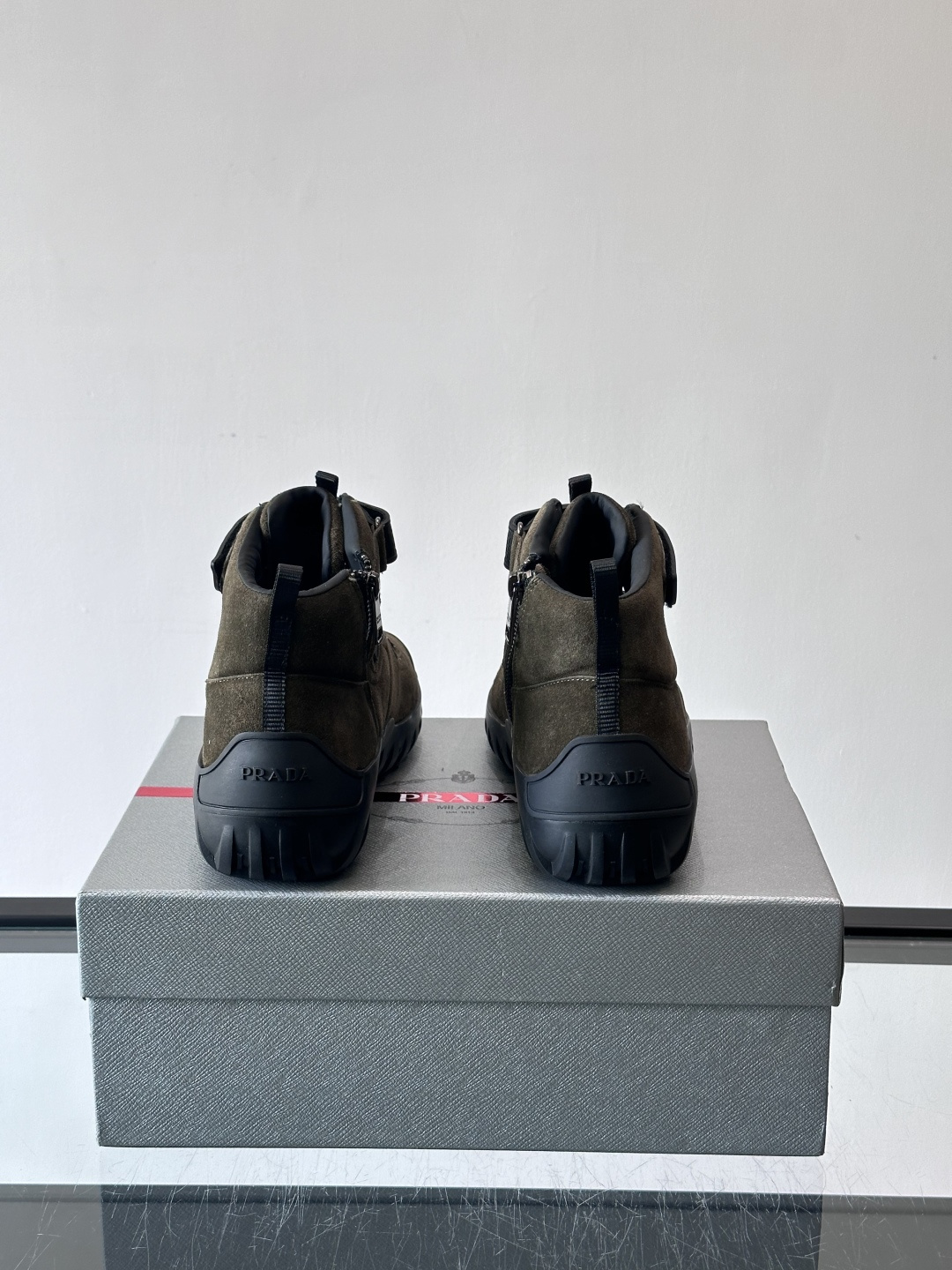 Prada～普拉达男士秋冬高帮休闲鞋，高端精品系列，精工细作，原厂进口材质，鞋面为进口小牛皮，皮质软糯，