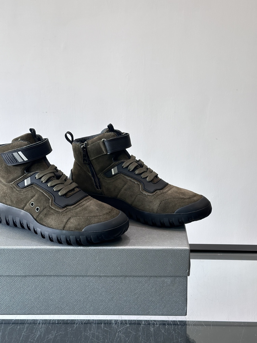 Prada～普拉达男士秋冬高帮休闲鞋，高端精品系列，精工细作，原厂进口材质，鞋面为进口小牛皮，皮质软糯，