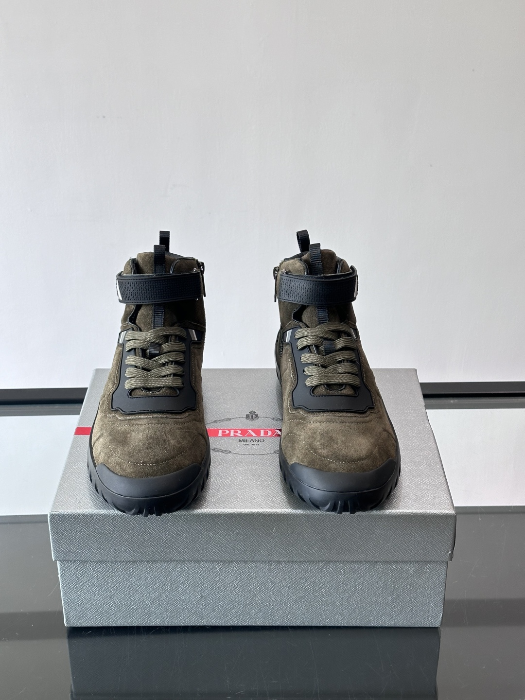 Prada～普拉达男士秋冬高帮休闲鞋，高端精品系列，精工细作，原厂进口材质，鞋面为进口小牛皮，皮质软糯，