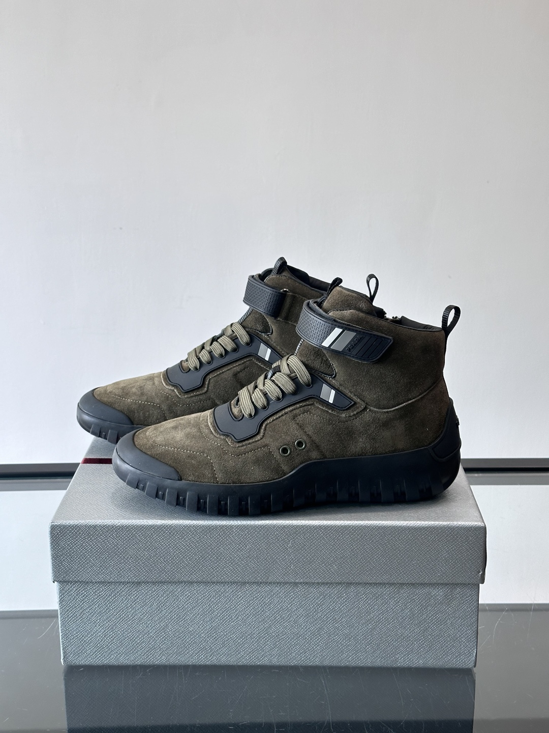 Prada～普拉达男士秋冬高帮休闲鞋，高端精品系列，精工细作，原厂进口材质，鞋面为进口小牛皮，皮质软糯，