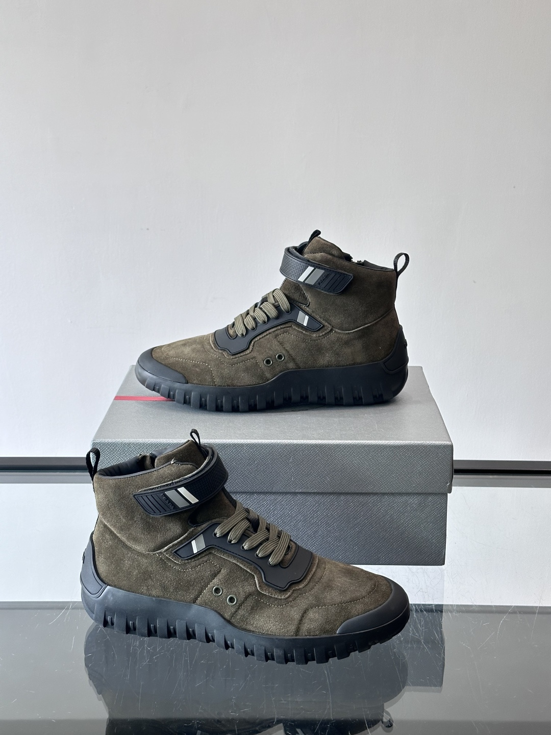 Prada～普拉达男士秋冬高帮休闲鞋，高端精品系列，精工细作，原厂进口材质，鞋面为进口小牛皮，皮质软糯，