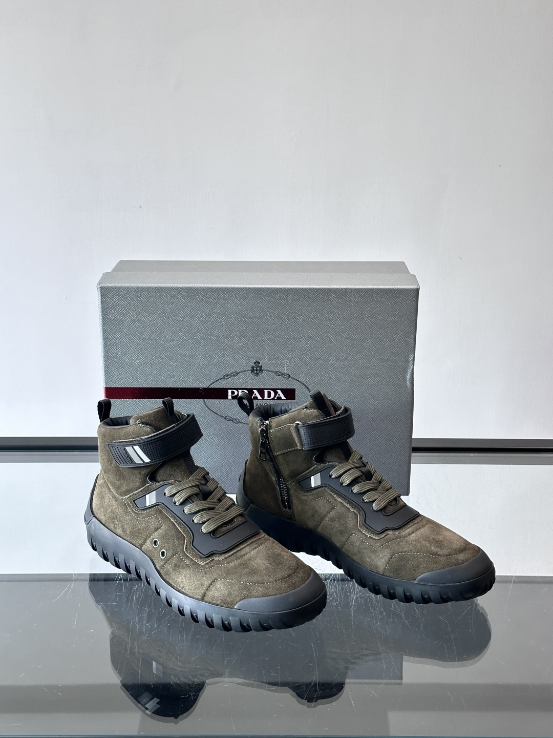 Prada～普拉达男士秋冬高帮休闲鞋，高端精品系列，精工细作，原厂进口材质，鞋面为进口小牛皮，皮质软糯，