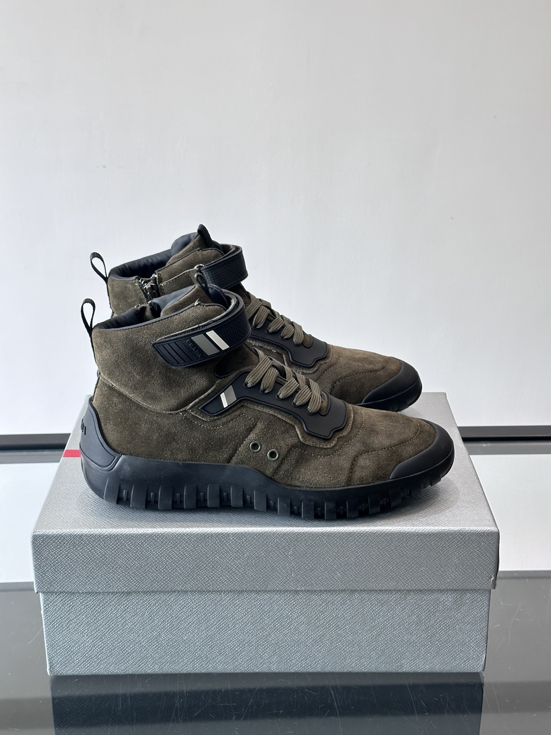 Prada～普拉达男士秋冬高帮休闲鞋，高端精品系列，精工细作，原厂进口材质，鞋面为进口小牛皮，皮质软糯，