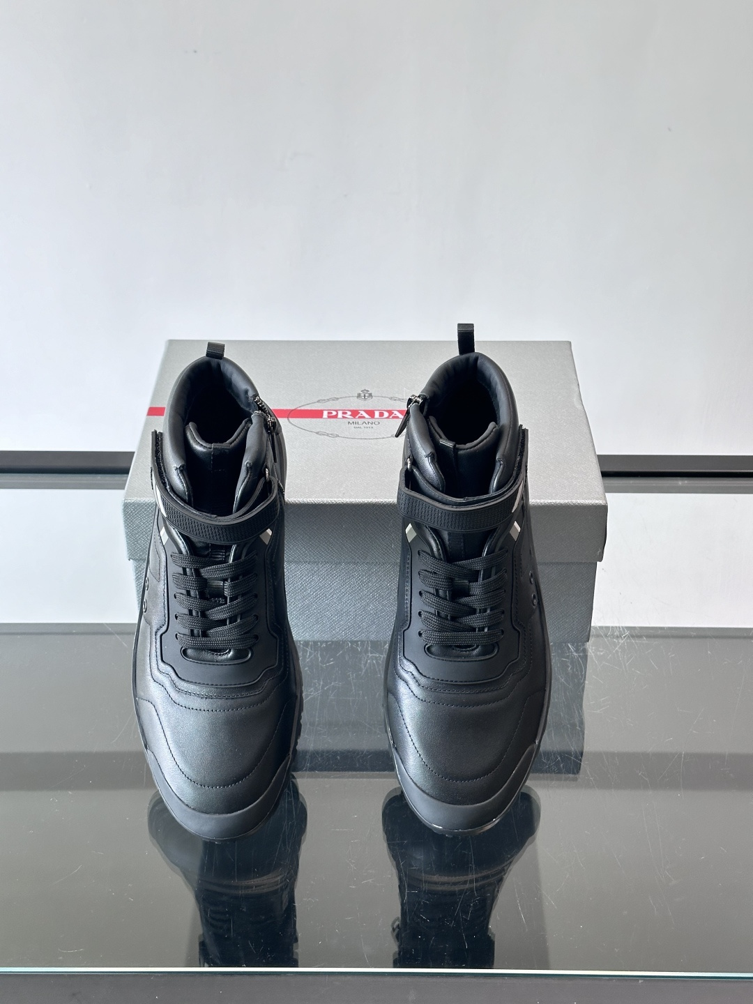 Prada～普拉达男士秋冬高帮休闲鞋，高端精品系列，精工细作，原厂进口材质，鞋面为进口小牛皮，皮质软糯，