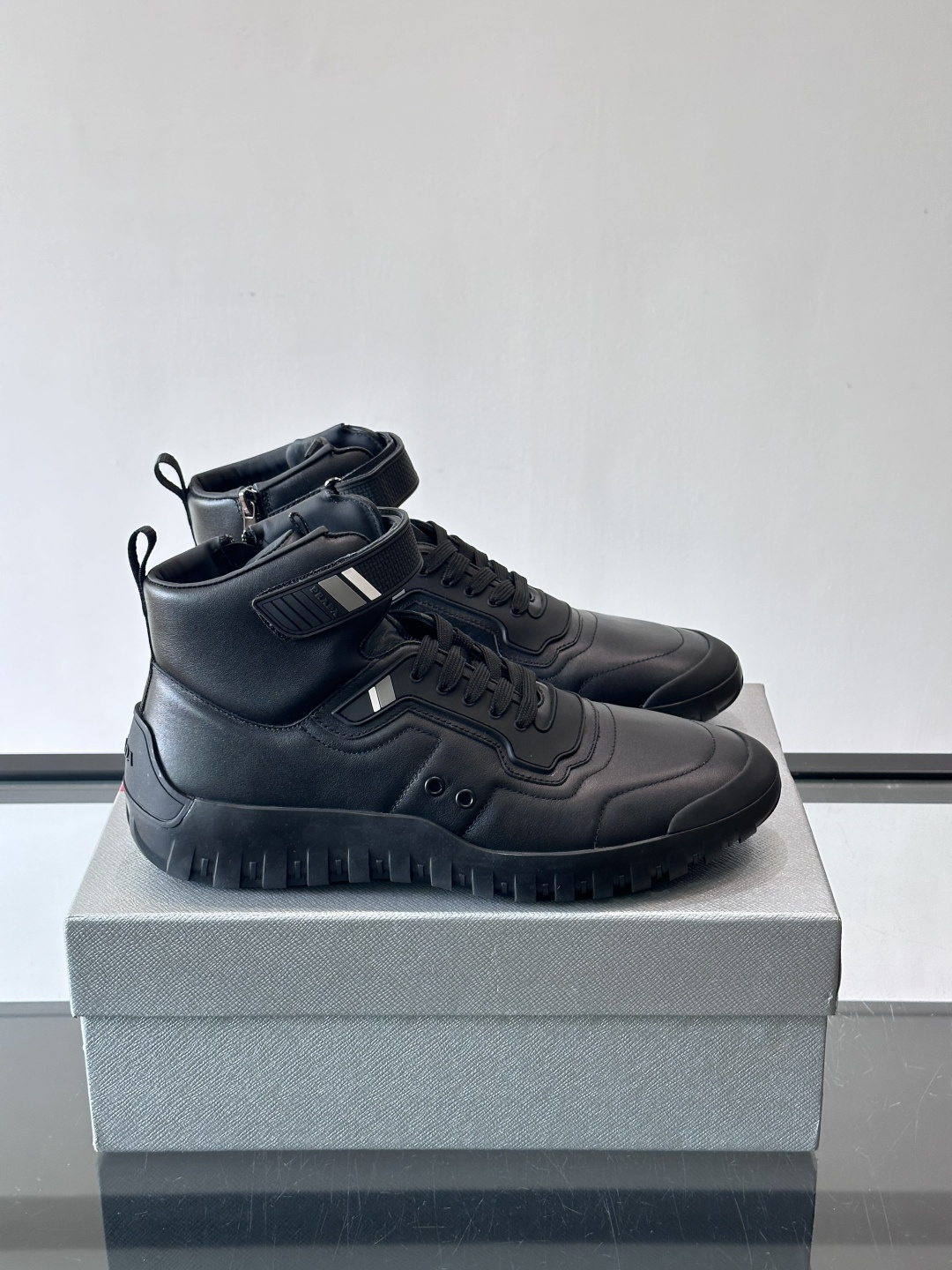 Prada～普拉达男士秋冬高帮休闲鞋，高端精品系列，精工细作，原厂进口材质，鞋面为进口小牛皮，皮质软糯，