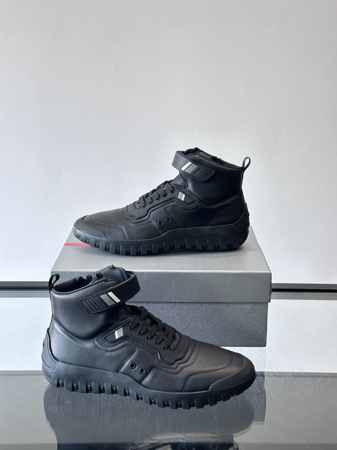 Prada～普拉达男士秋冬高帮休闲鞋，高端精品系列，精工细作，原厂进口材质，鞋面为进口小牛皮，皮质软糯，