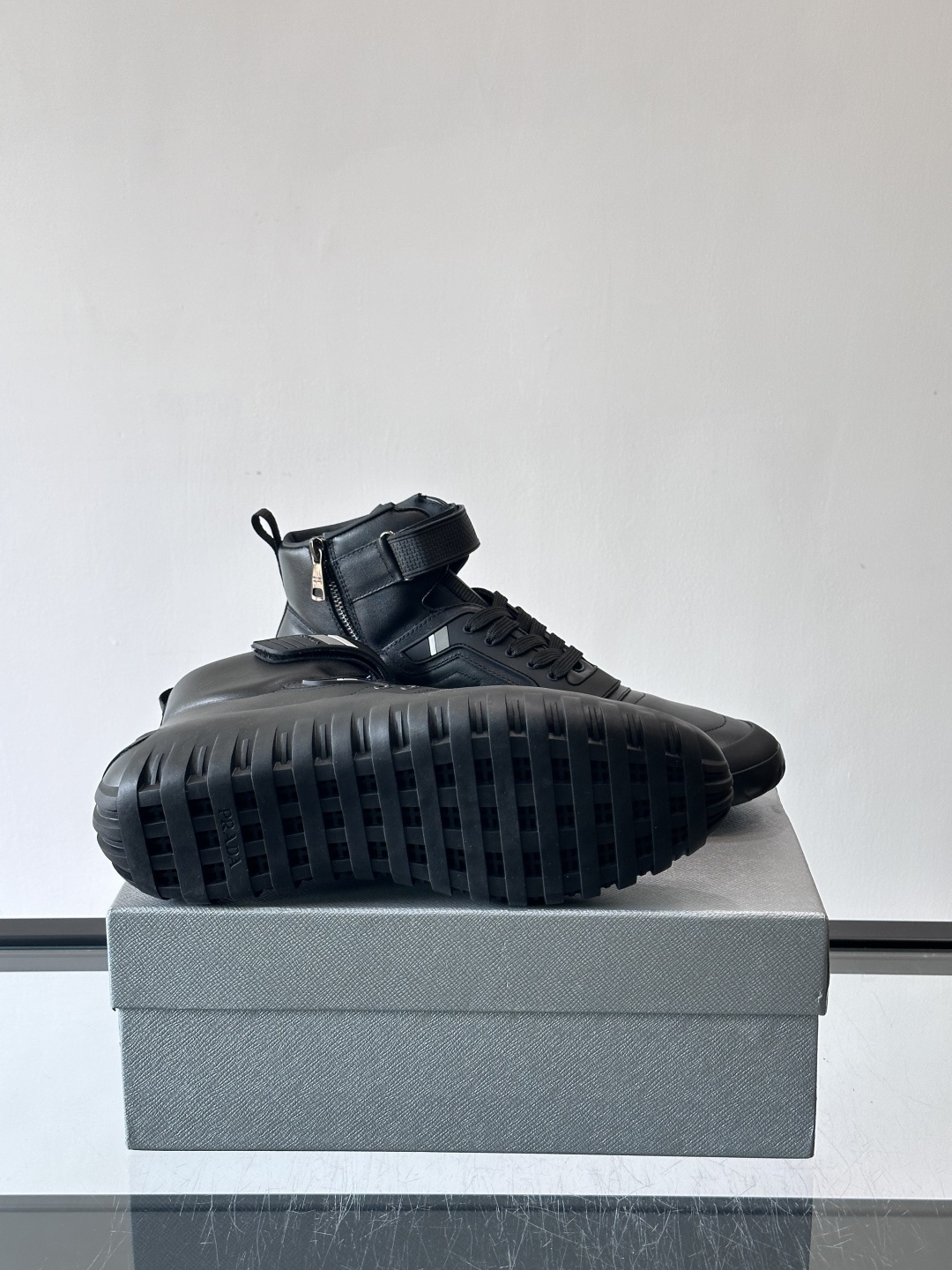 Prada～普拉达男士秋冬高帮休闲鞋，高端精品系列，精工细作，原厂进口材质，鞋面为进口小牛皮，皮质软糯，