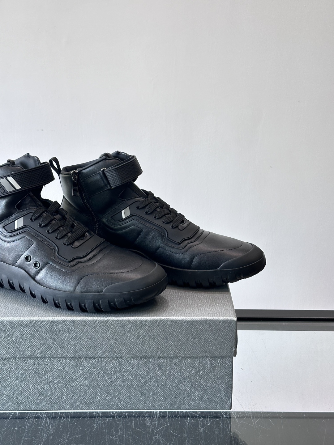 Prada～普拉达男士秋冬高帮休闲鞋，高端精品系列，精工细作，原厂进口材质，鞋面为进口小牛皮，皮质软糯，