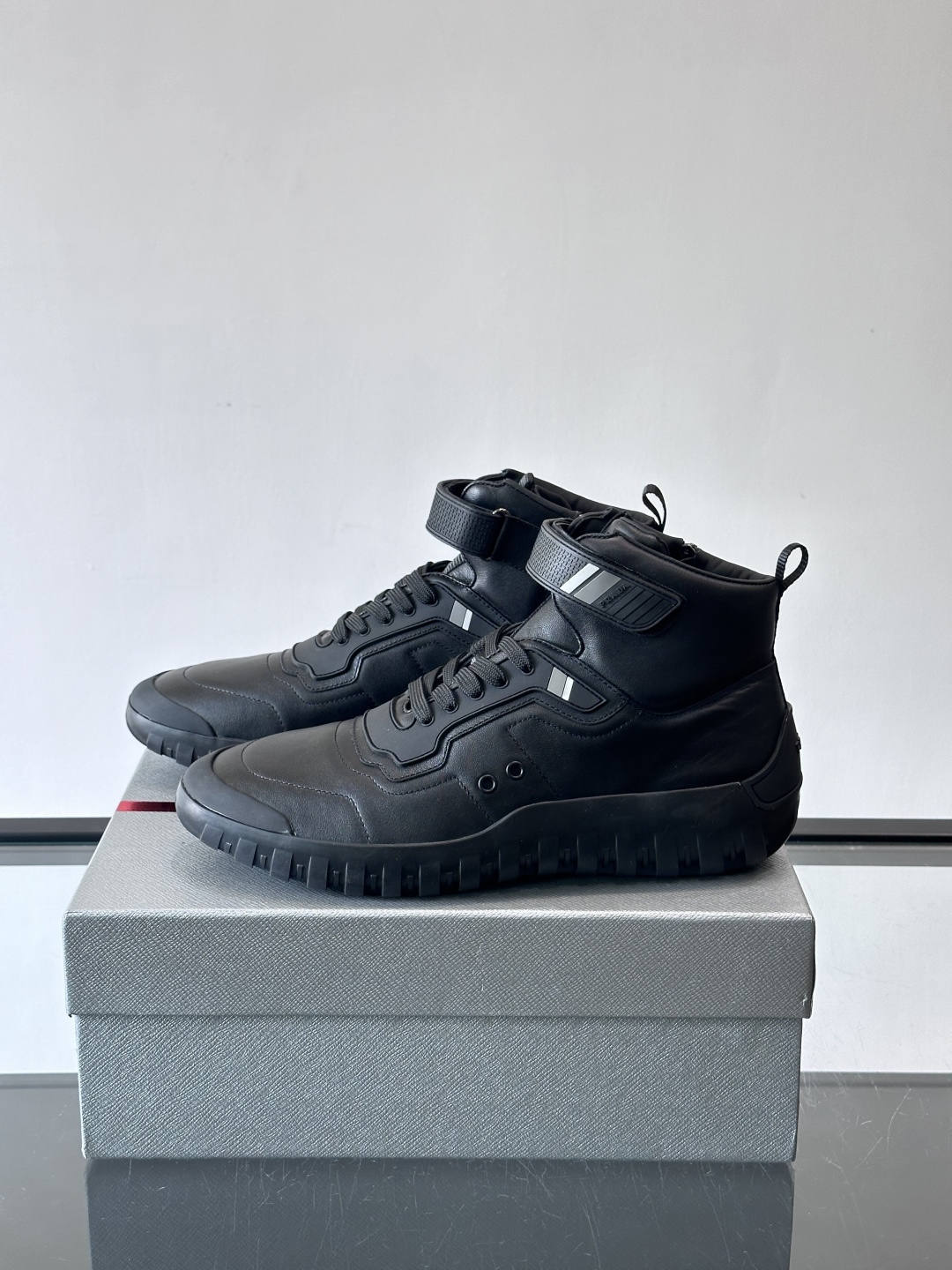 Prada～普拉达男士秋冬高帮休闲鞋，高端精品系列，精工细作，原厂进口材质，鞋面为进口小牛皮，皮质软糯，