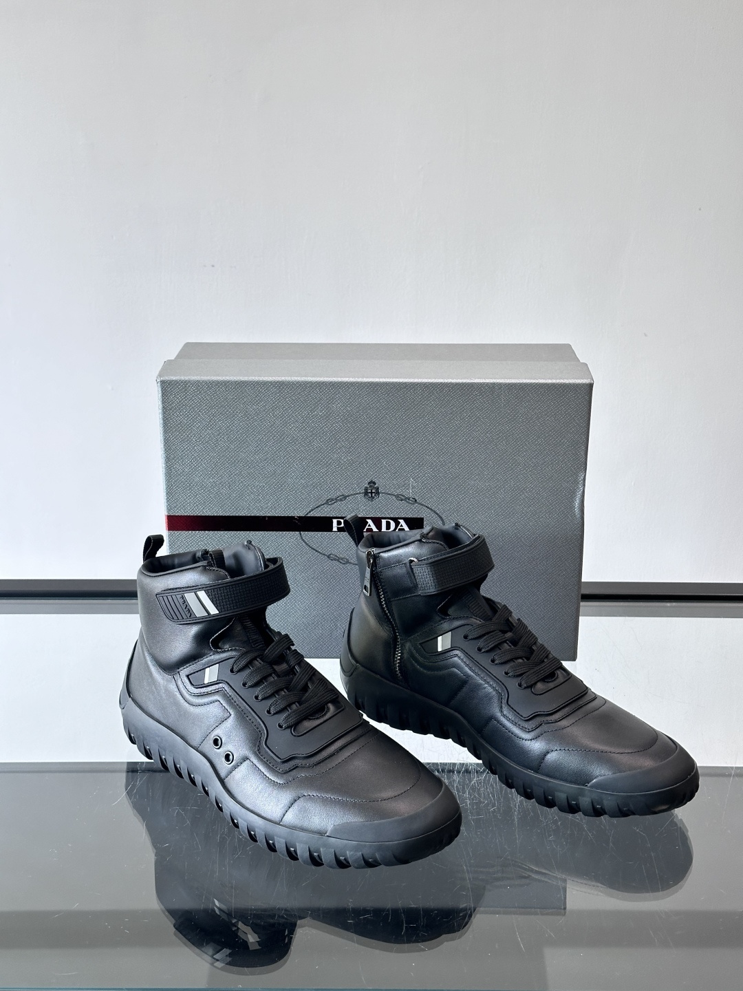 Prada～普拉达男士秋冬高帮休闲鞋，高端精品系列，精工细作，原厂进口材质，鞋面为进口小牛皮，皮质软糯，