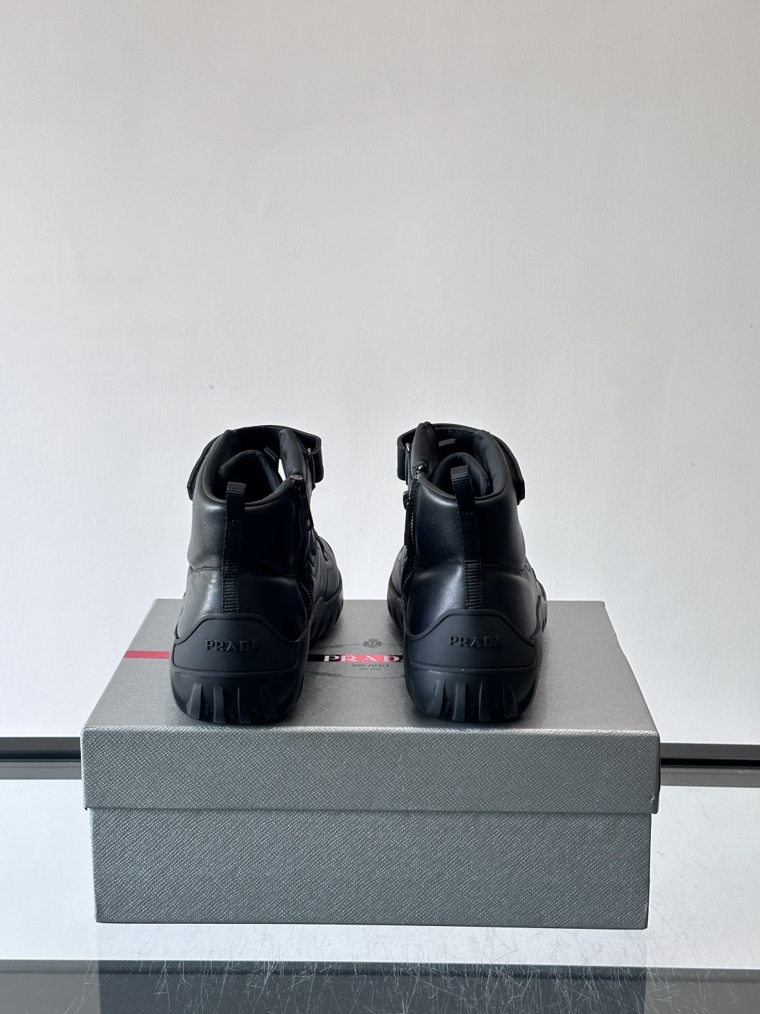 Prada～普拉达男士秋冬高帮休闲鞋，高端精品系列，精工细作，原厂进口材质，鞋面为进口小牛皮，皮质软糯，