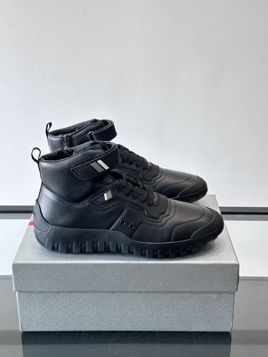 Prada～普拉达男士秋冬高帮休闲鞋，（加绒内里）高端精品系列，精工细作，原厂进口材质，鞋面为进口小牛皮