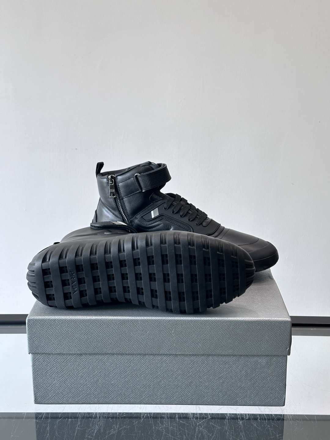 Prada～普拉达男士秋冬高帮休闲鞋，（加绒内里）高端精品系列，精工细作，原厂进口材质，鞋面为进口小牛皮