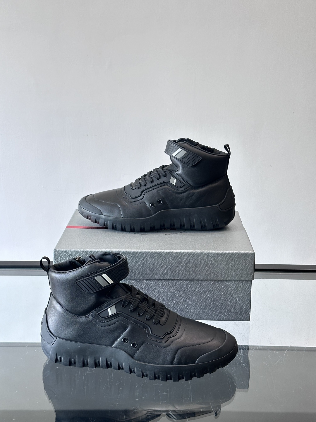 Prada～普拉达男士秋冬高帮休闲鞋，（加绒内里）高端精品系列，精工细作，原厂进口材质，鞋面为进口小牛皮
