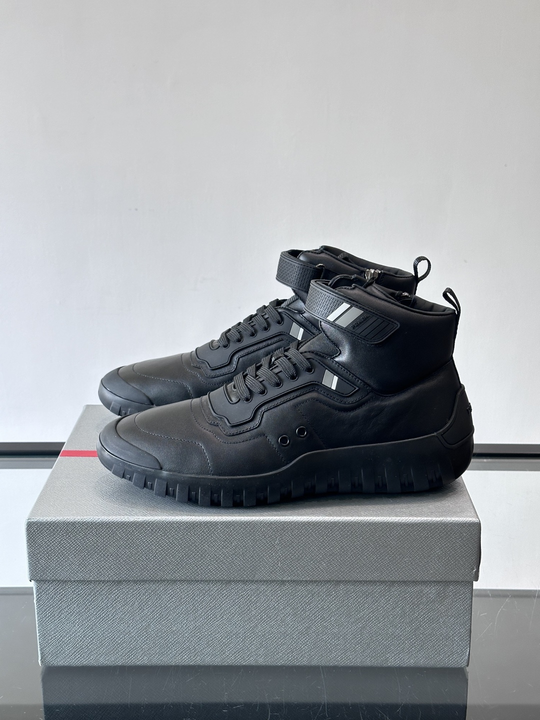 Prada～普拉达男士秋冬高帮休闲鞋，（加绒内里）高端精品系列，精工细作，原厂进口材质，鞋面为进口小牛皮