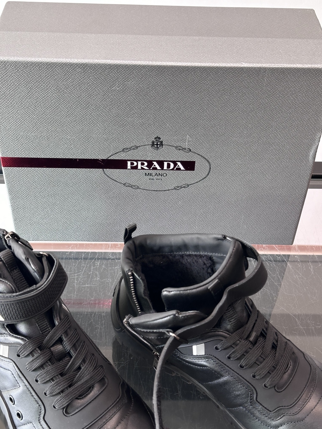 Prada～普拉达男士秋冬高帮休闲鞋，（加绒内里）高端精品系列，精工细作，原厂进口材质，鞋面为进口小牛皮