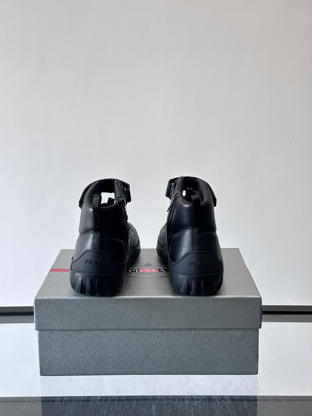 Prada～普拉达男士秋冬高帮休闲鞋，（加绒内里）高端精品系列，精工细作，原厂进口材质，鞋面为进口小牛皮