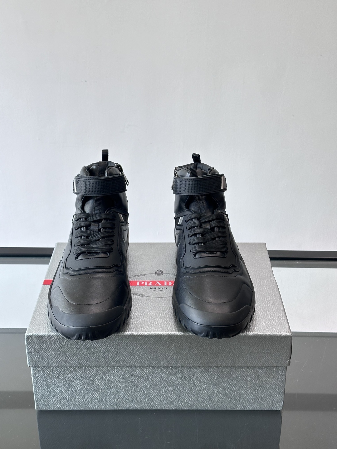 Prada～普拉达男士秋冬高帮休闲鞋，（加绒内里）高端精品系列，精工细作，原厂进口材质，鞋面为进口小牛皮