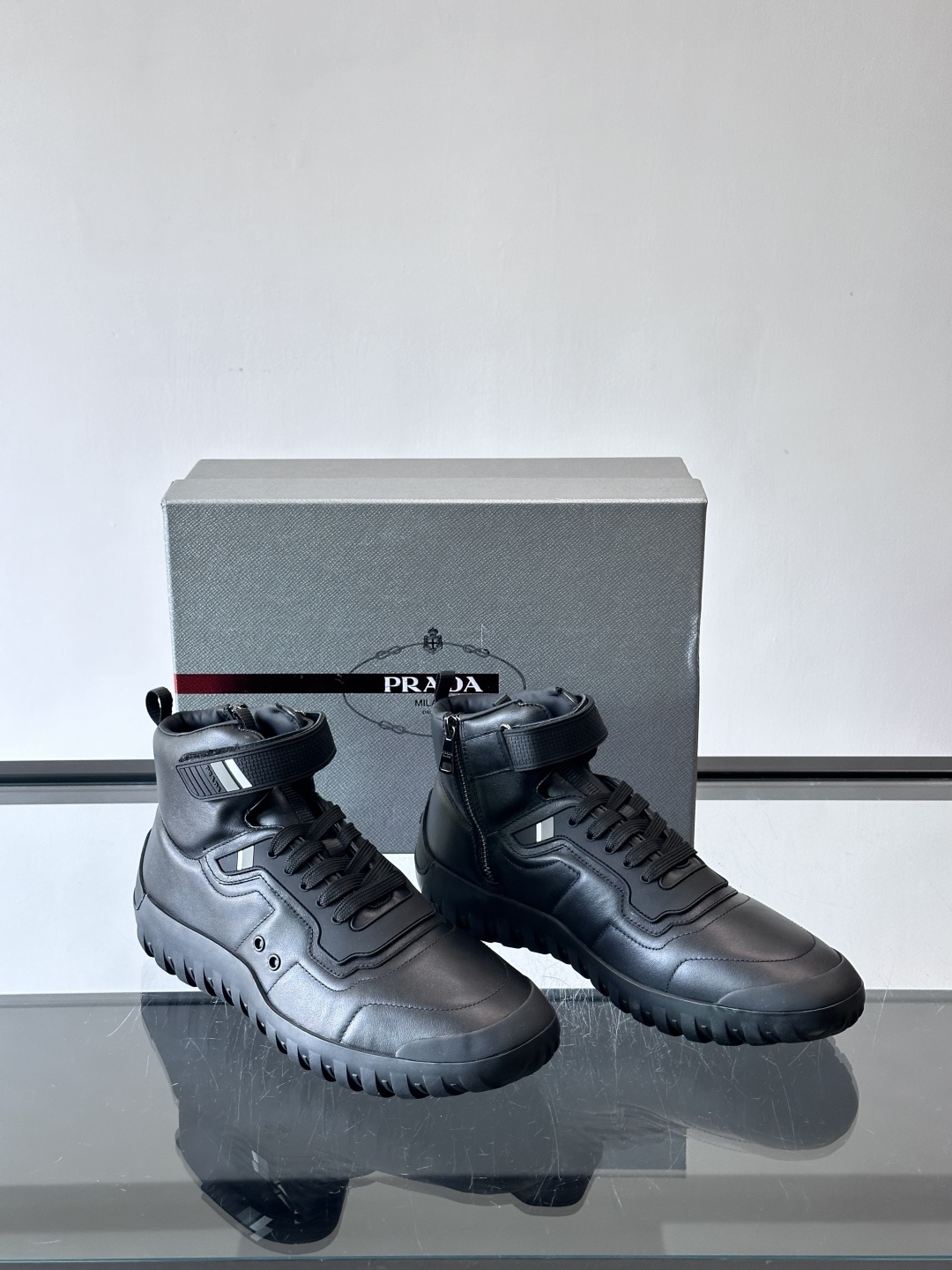 Prada～普拉达男士秋冬高帮休闲鞋，（加绒内里）高端精品系列，精工细作，原厂进口材质，鞋面为进口小牛皮