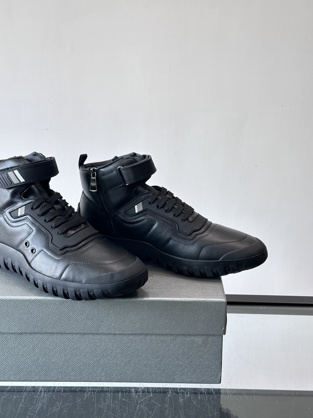 Prada～普拉达男士秋冬高帮休闲鞋，（加绒内里）高端精品系列，精工细作，原厂进口材质，鞋面为进口小牛皮