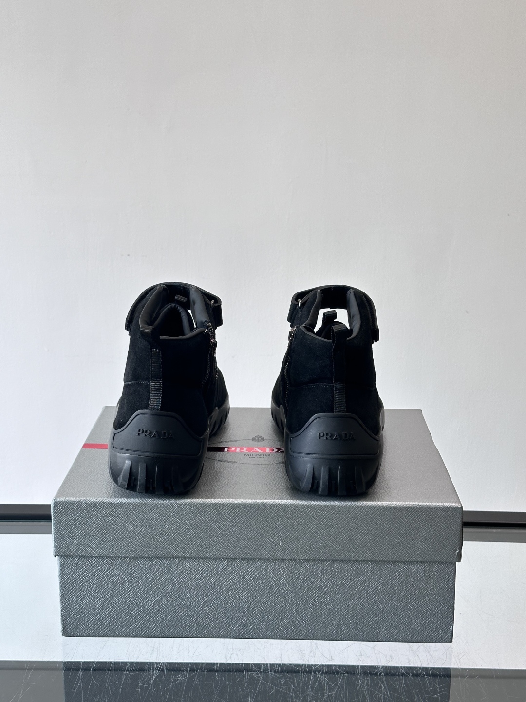 Prada～普拉达男士秋冬高帮休闲鞋，（加绒内里）高端精品系列，精工细作，原厂进口材质，鞋面为进口小牛皮