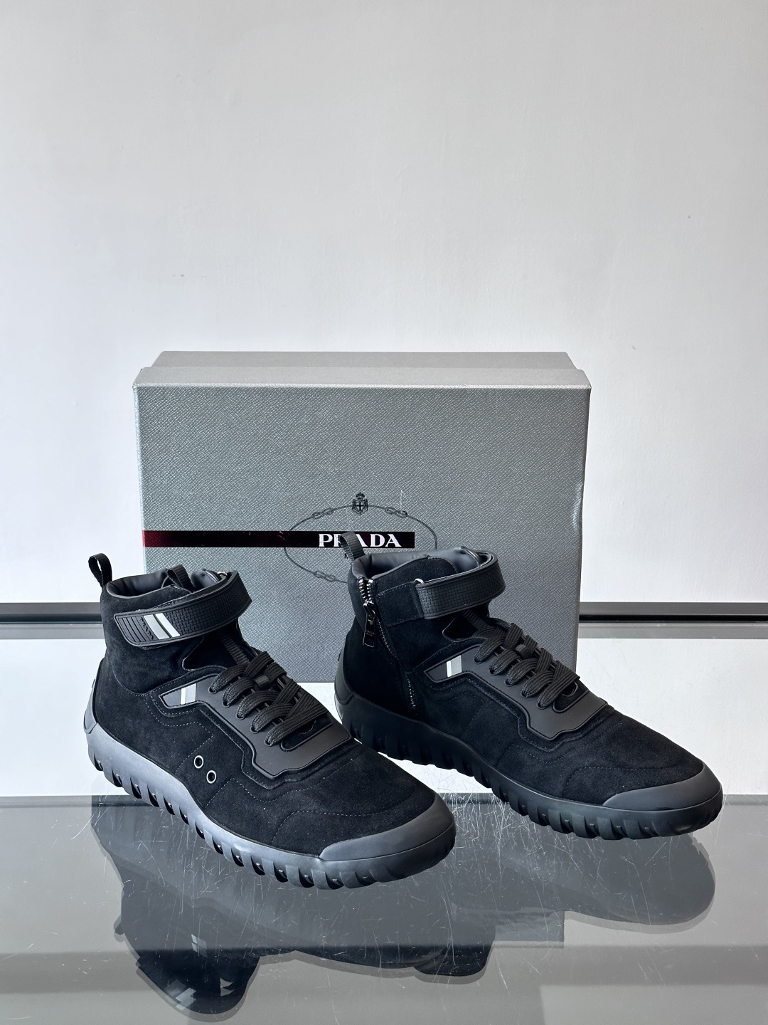 Prada～普拉达男士秋冬高帮休闲鞋，（加绒内里）高端精品系列，精工细作，原厂进口材质，鞋面为进口小牛皮