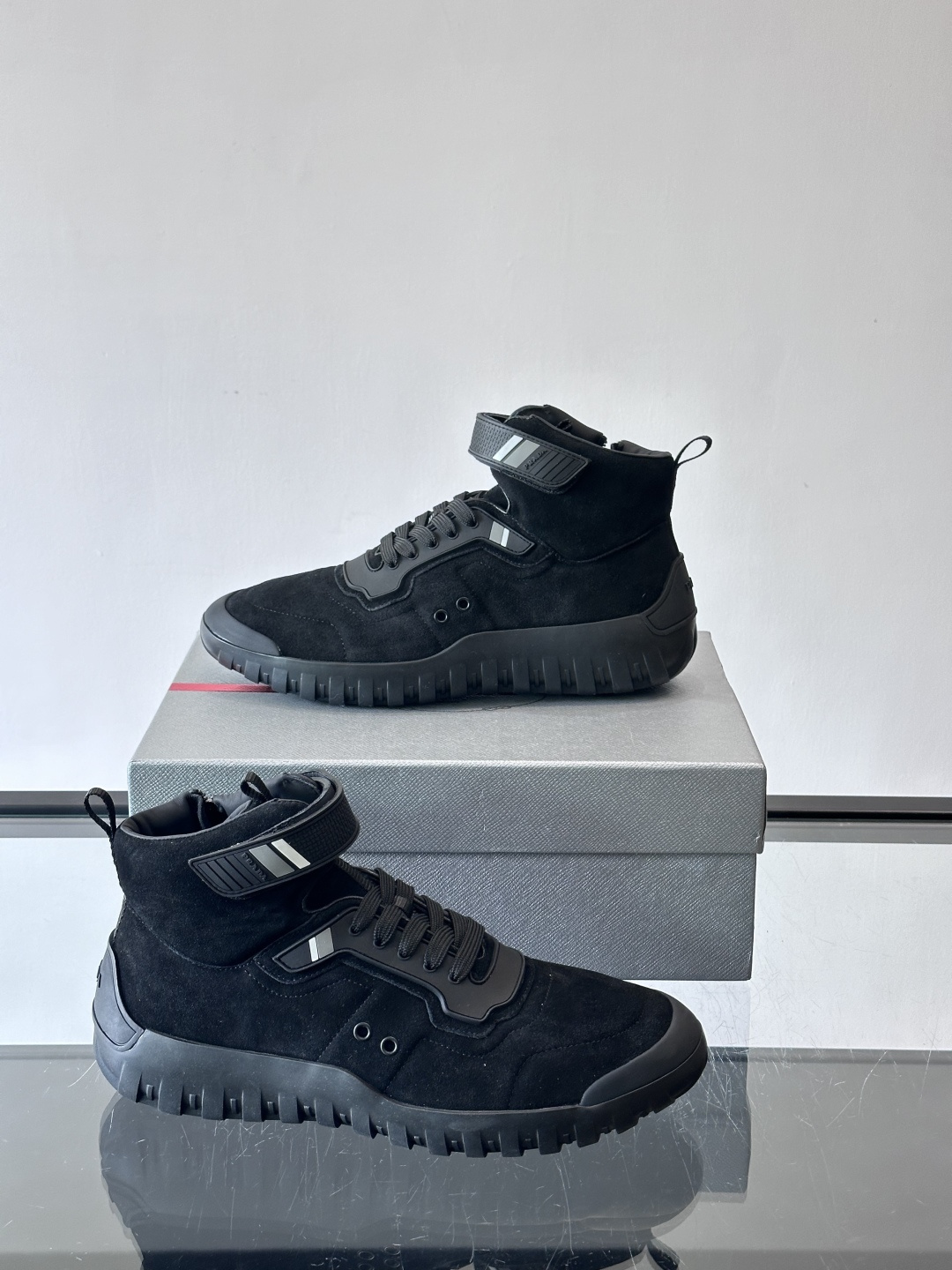 Prada～普拉达男士秋冬高帮休闲鞋，（加绒内里）高端精品系列，精工细作，原厂进口材质，鞋面为进口小牛皮