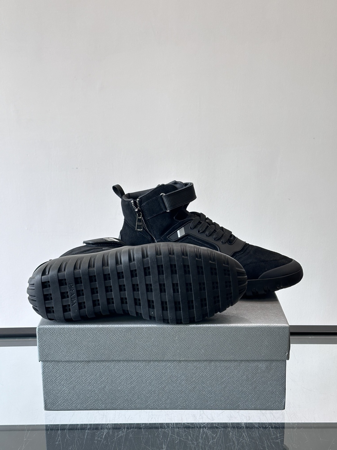 Prada～普拉达男士秋冬高帮休闲鞋，（加绒内里）高端精品系列，精工细作，原厂进口材质，鞋面为进口小牛皮