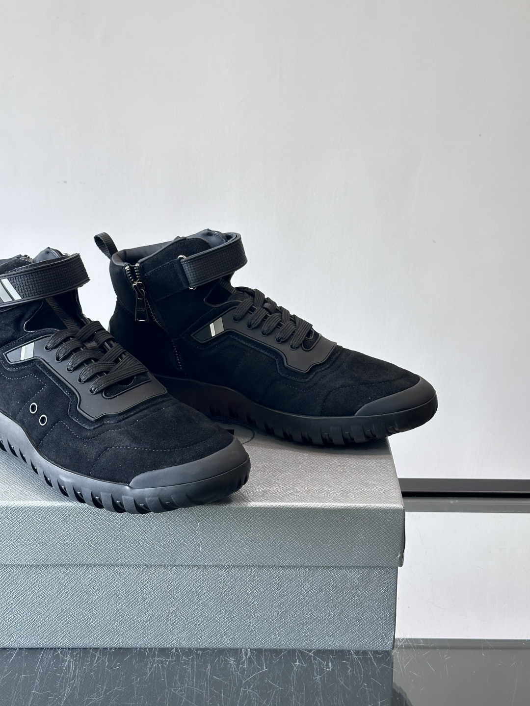 Prada～普拉达男士秋冬高帮休闲鞋，（加绒内里）高端精品系列，精工细作，原厂进口材质，鞋面为进口小牛皮