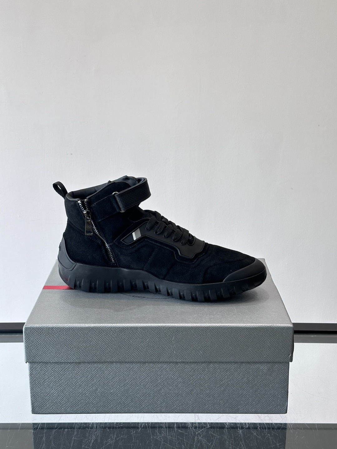 Prada～普拉达男士秋冬高帮休闲鞋，（加绒内里）高端精品系列，精工细作，原厂进口材质，鞋面为进口小牛皮