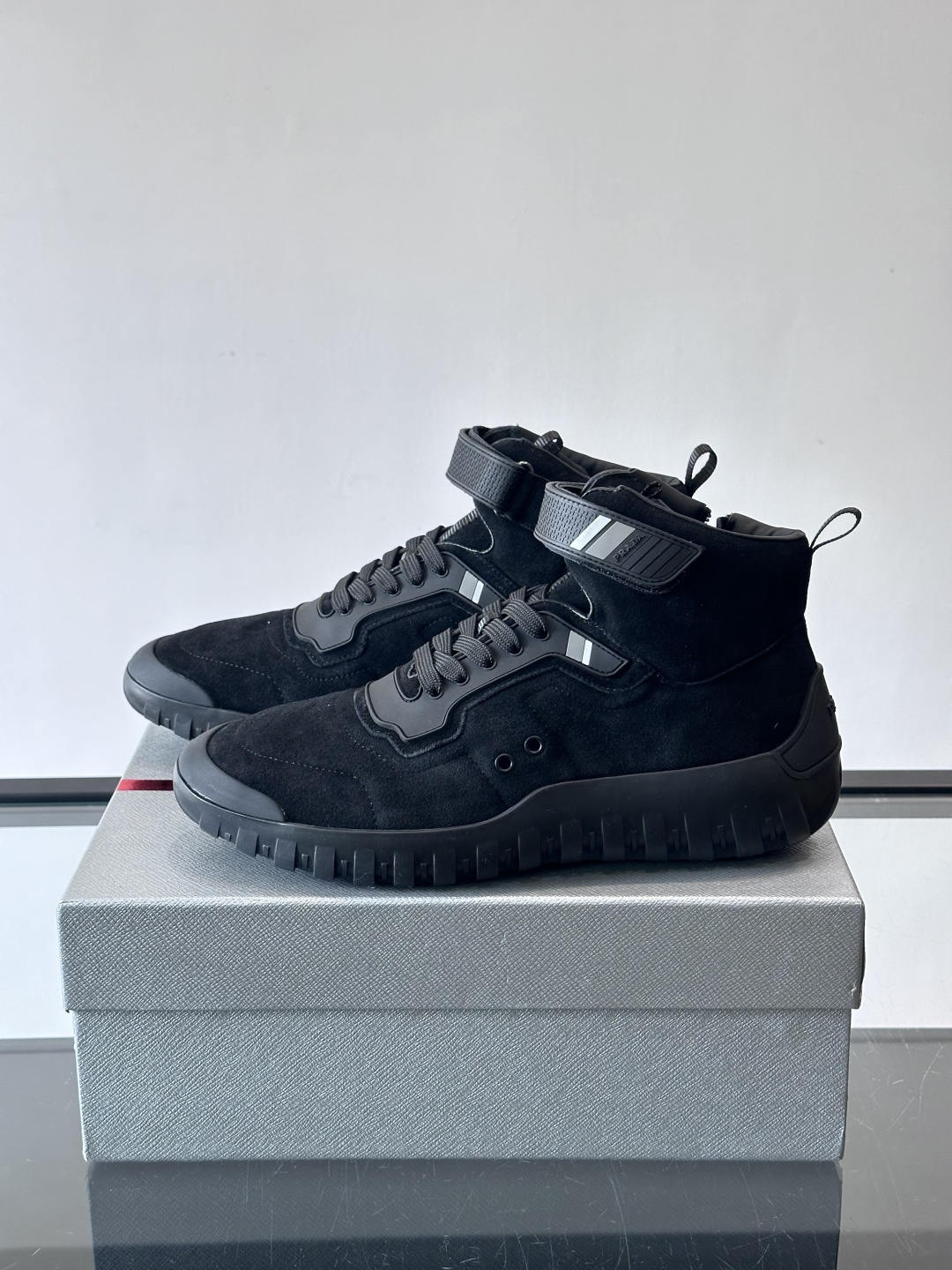 Prada～普拉达男士秋冬高帮休闲鞋，（加绒内里）高端精品系列，精工细作，原厂进口材质，鞋面为进口小牛皮