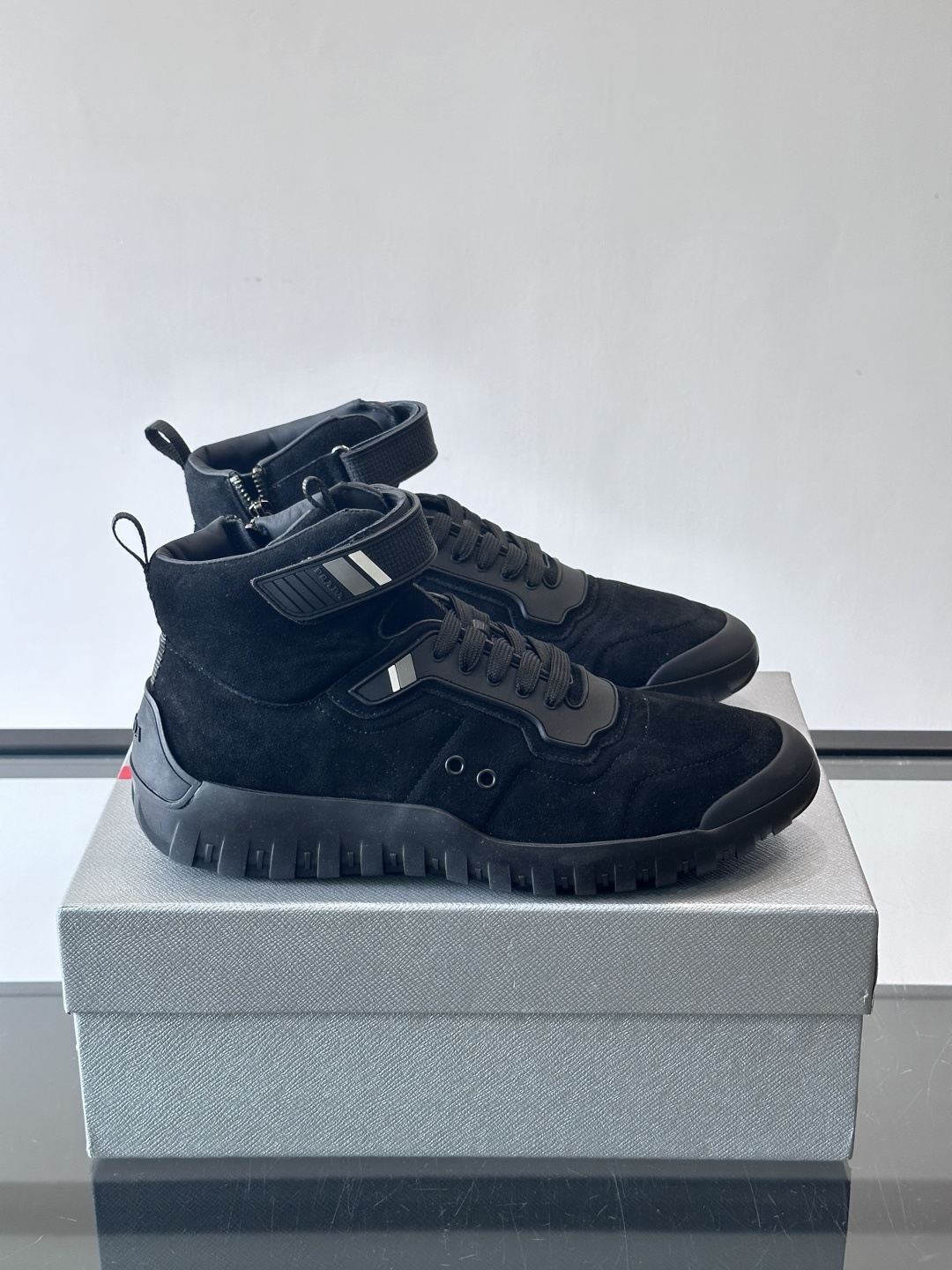 Prada～普拉达男士秋冬高帮休闲鞋，（加绒内里）高端精品系列，精工细作，原厂进口材质，鞋面为进口小牛皮