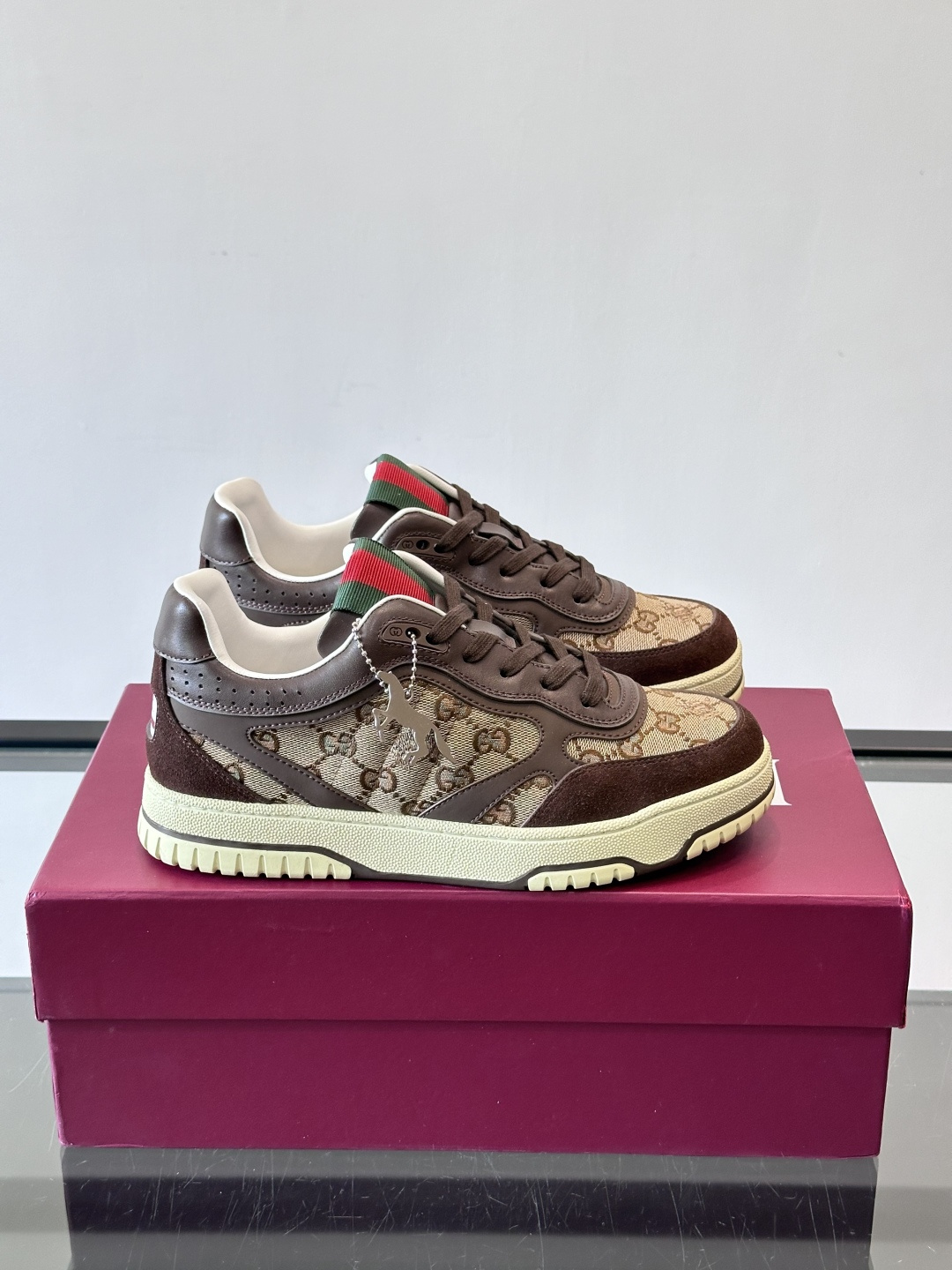 𝐆𝐮𝐜𝐜𝐢 𝐑𝐞-𝐖𝐞𝐛 作为Sabato De Sarno为Gucci打造的首款运动鞋，Re-Web系