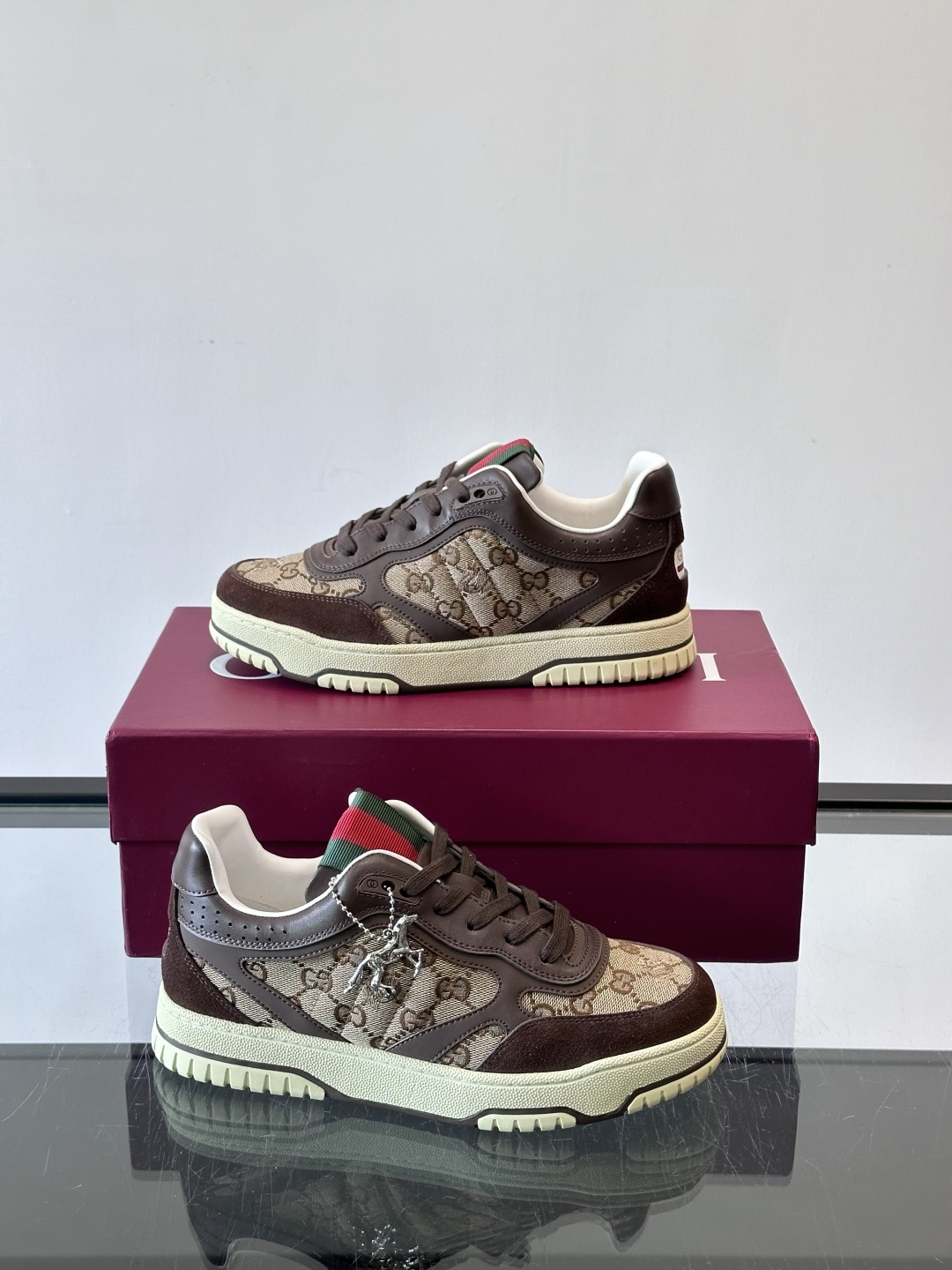 𝐆𝐮𝐜𝐜𝐢 𝐑𝐞-𝐖𝐞𝐛 作为Sabato De Sarno为Gucci打造的首款运动鞋，Re-Web系