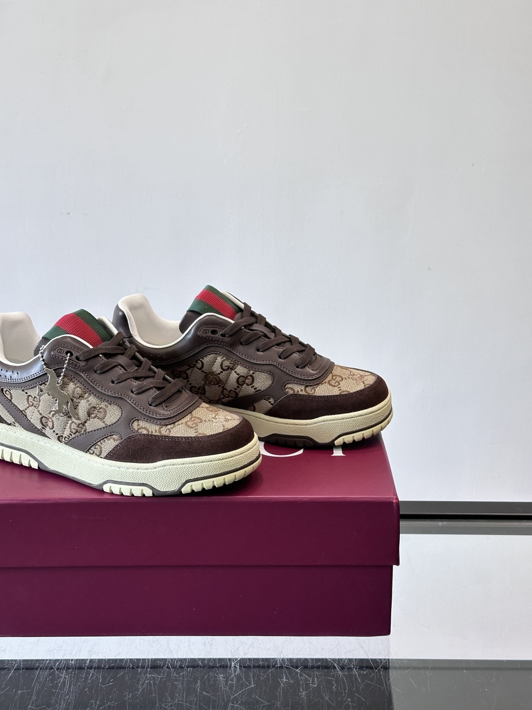 𝐆𝐮𝐜𝐜𝐢 𝐑𝐞-𝐖𝐞𝐛 作为Sabato De Sarno为Gucci打造的首款运动鞋，Re-Web系