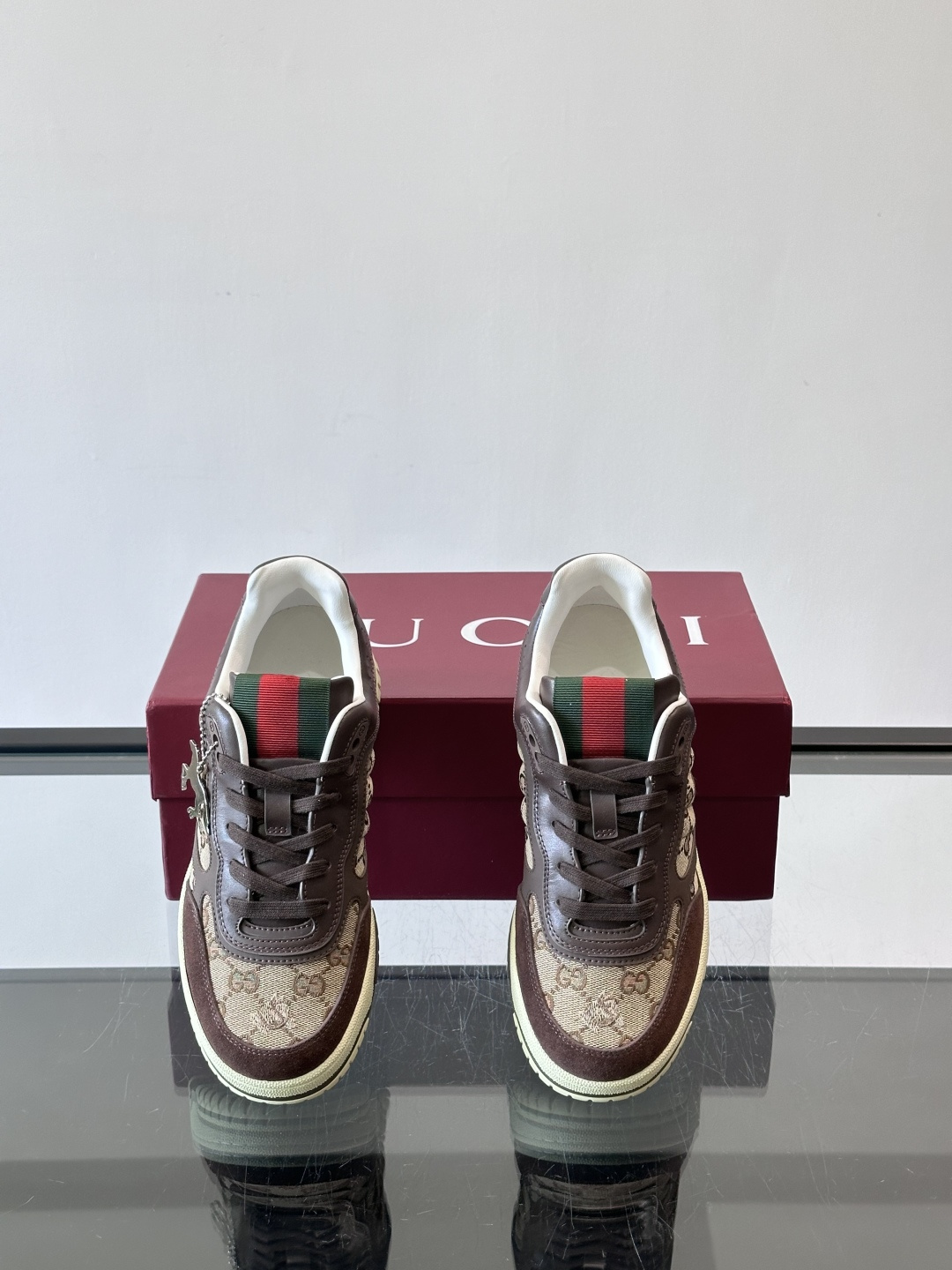 𝐆𝐮𝐜𝐜𝐢 𝐑𝐞-𝐖𝐞𝐛 作为Sabato De Sarno为Gucci打造的首款运动鞋，Re-Web系