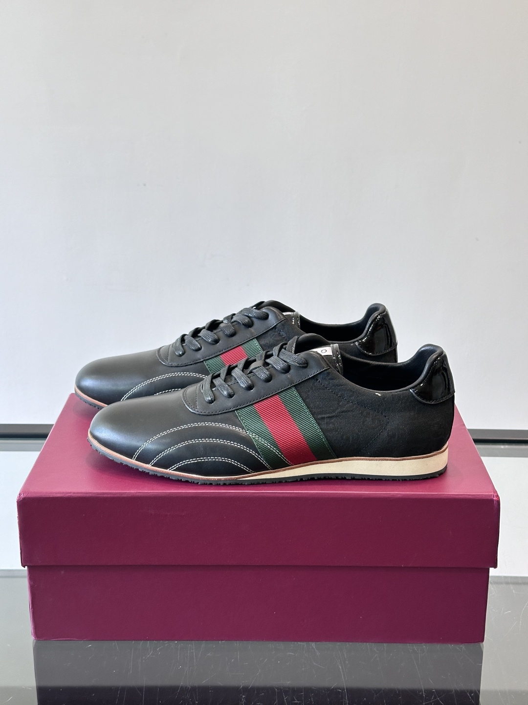 Gucci经典的复古运动鞋，采用皮革与GG老花帆布拼接设计，侧面饰有品牌标志性的红绿织带，鞋型圆润复古，