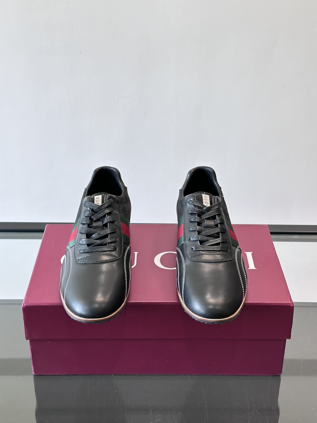 Gucci经典的复古运动鞋，采用皮革与GG老花帆布拼接设计，侧面饰有品牌标志性的红绿织带，鞋型圆润复古，