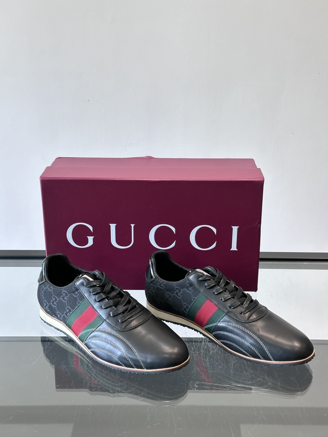 Gucci经典的复古运动鞋，采用皮革与GG老花帆布拼接设计，侧面饰有品牌标志性的红绿织带，鞋型圆润复古，