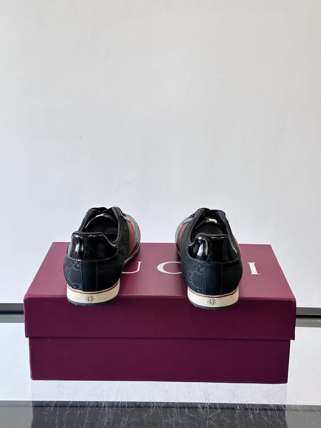 Gucci经典的复古运动鞋，采用皮革与GG老花帆布拼接设计，侧面饰有品牌标志性的红绿织带，鞋型圆润复古，