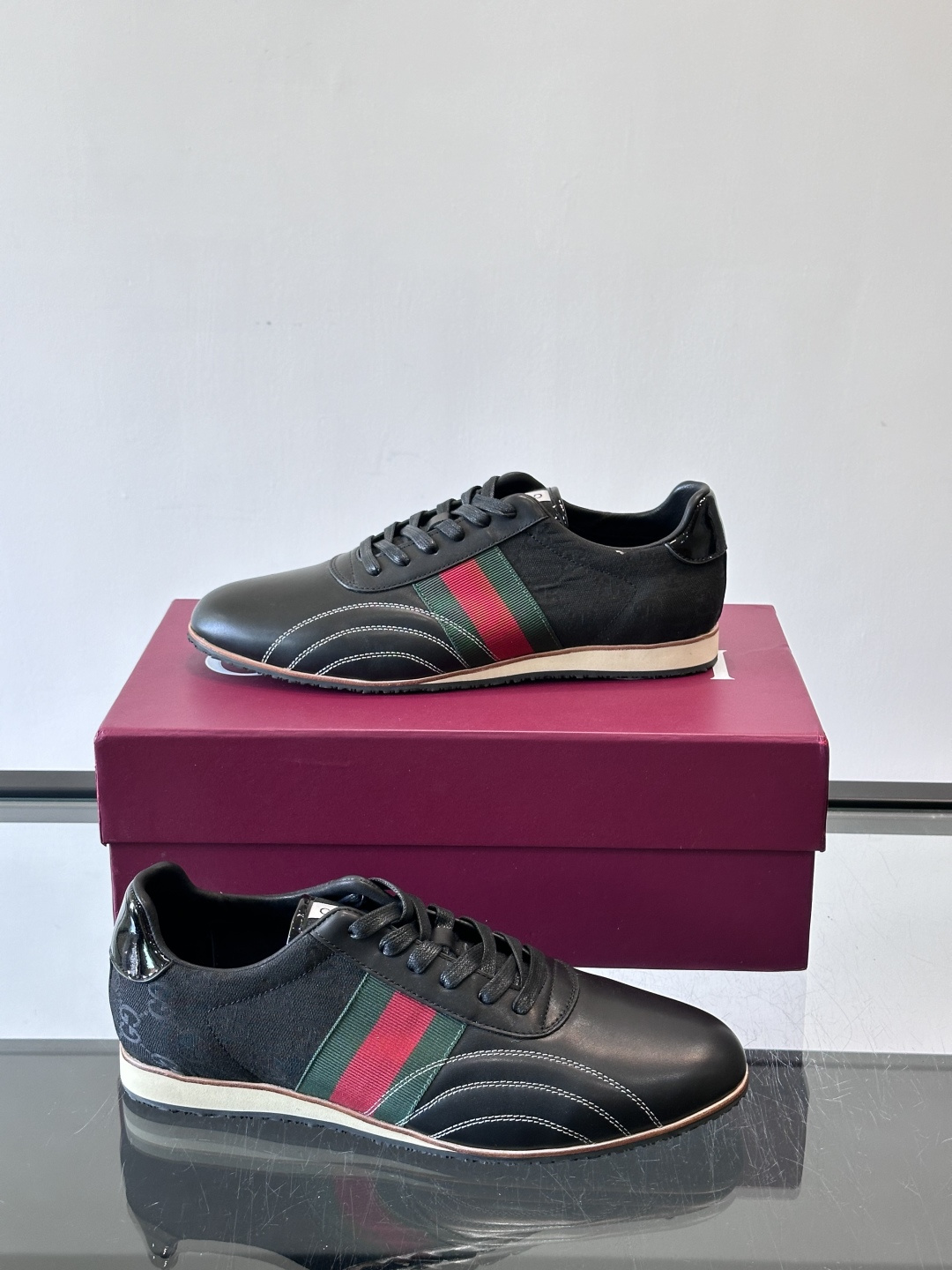 Gucci经典的复古运动鞋，采用皮革与GG老花帆布拼接设计，侧面饰有品牌标志性的红绿织带，鞋型圆润复古，