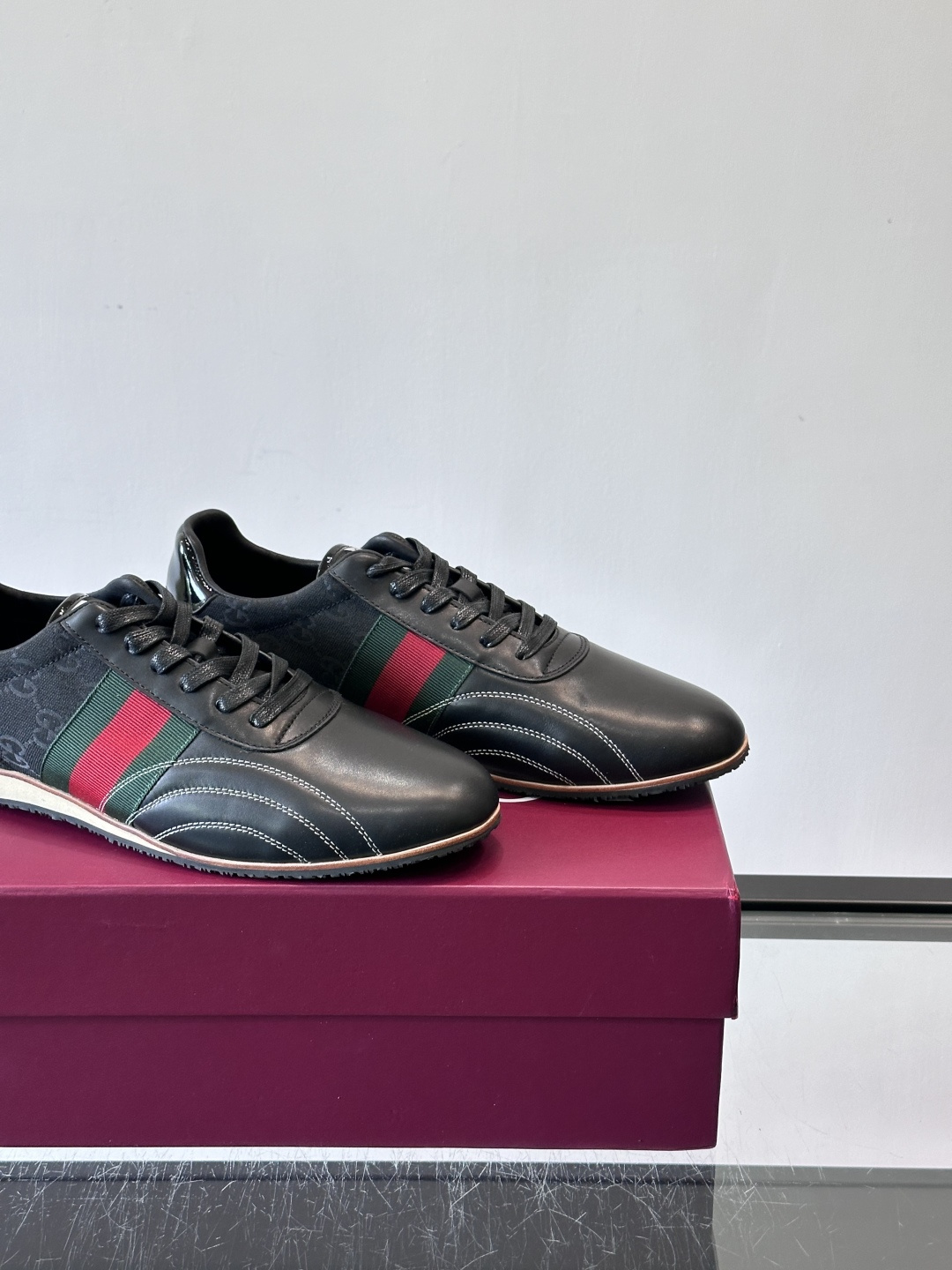 Gucci经典的复古运动鞋，采用皮革与GG老花帆布拼接设计，侧面饰有品牌标志性的红绿织带，鞋型圆润复古，