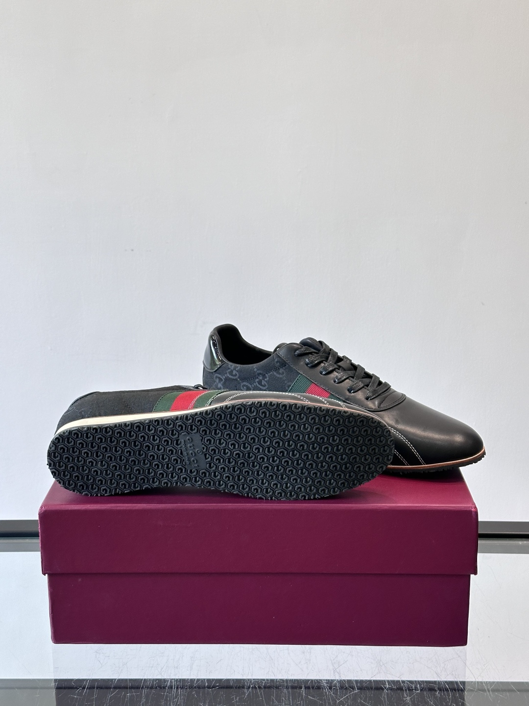 Gucci经典的复古运动鞋，采用皮革与GG老花帆布拼接设计，侧面饰有品牌标志性的红绿织带，鞋型圆润复古，