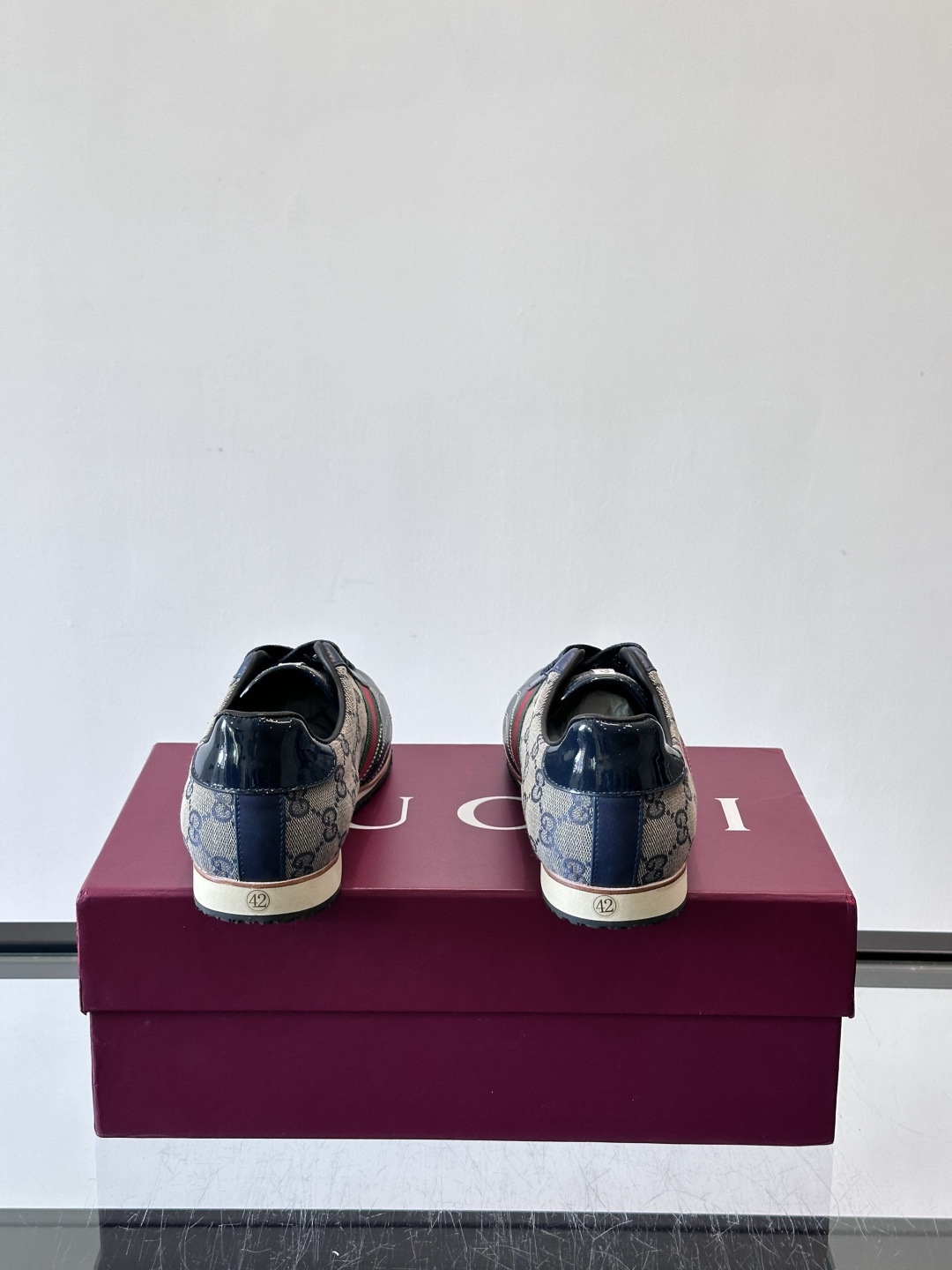 Gucci经典的复古运动鞋，采用皮革与GG老花帆布拼接设计，侧面饰有品牌标志性的红绿织带，鞋型圆润复古，