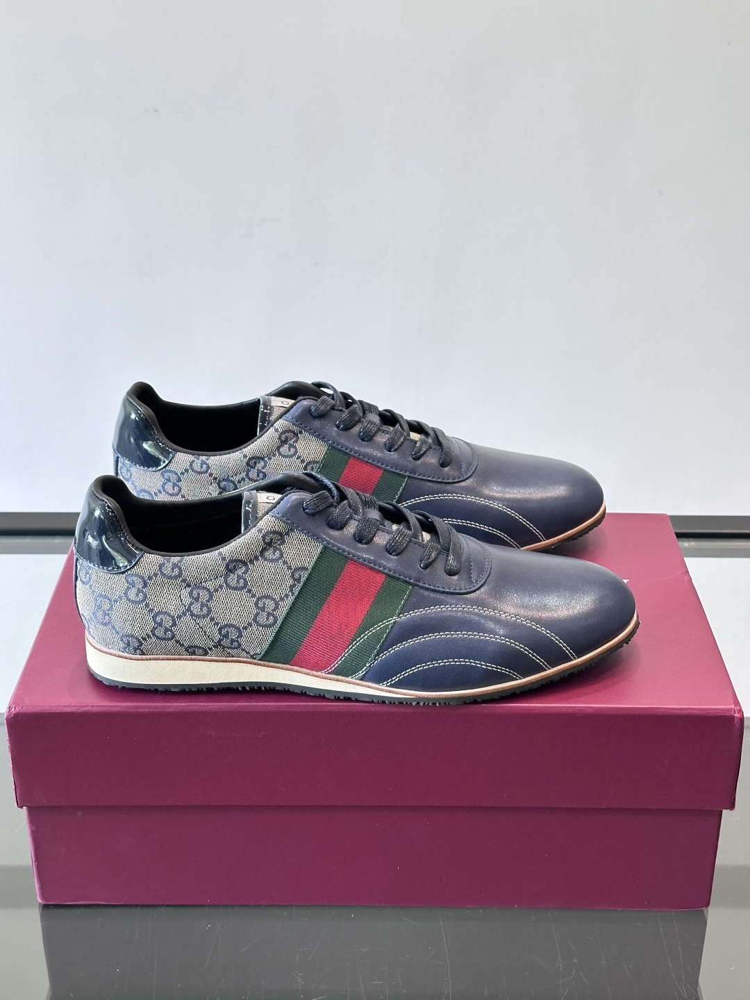 Gucci经典的复古运动鞋，采用皮革与GG老花帆布拼接设计，侧面饰有品牌标志性的红绿织带，鞋型圆润复古，
