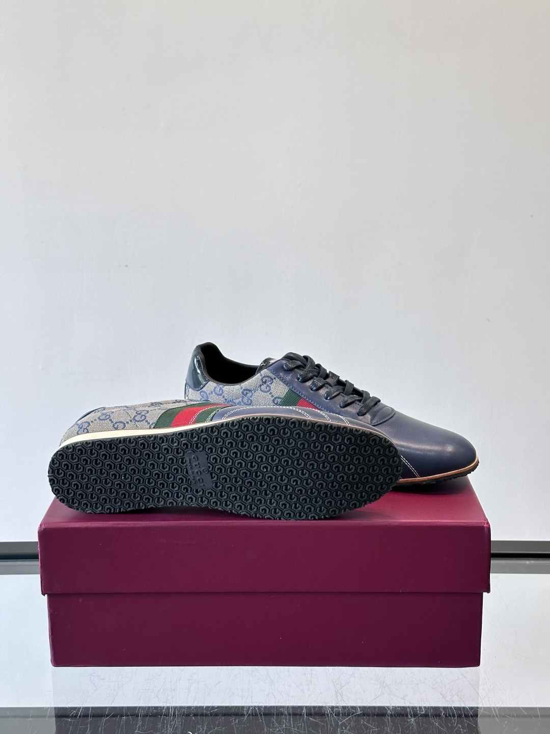 Gucci经典的复古运动鞋，采用皮革与GG老花帆布拼接设计，侧面饰有品牌标志性的红绿织带，鞋型圆润复古，
