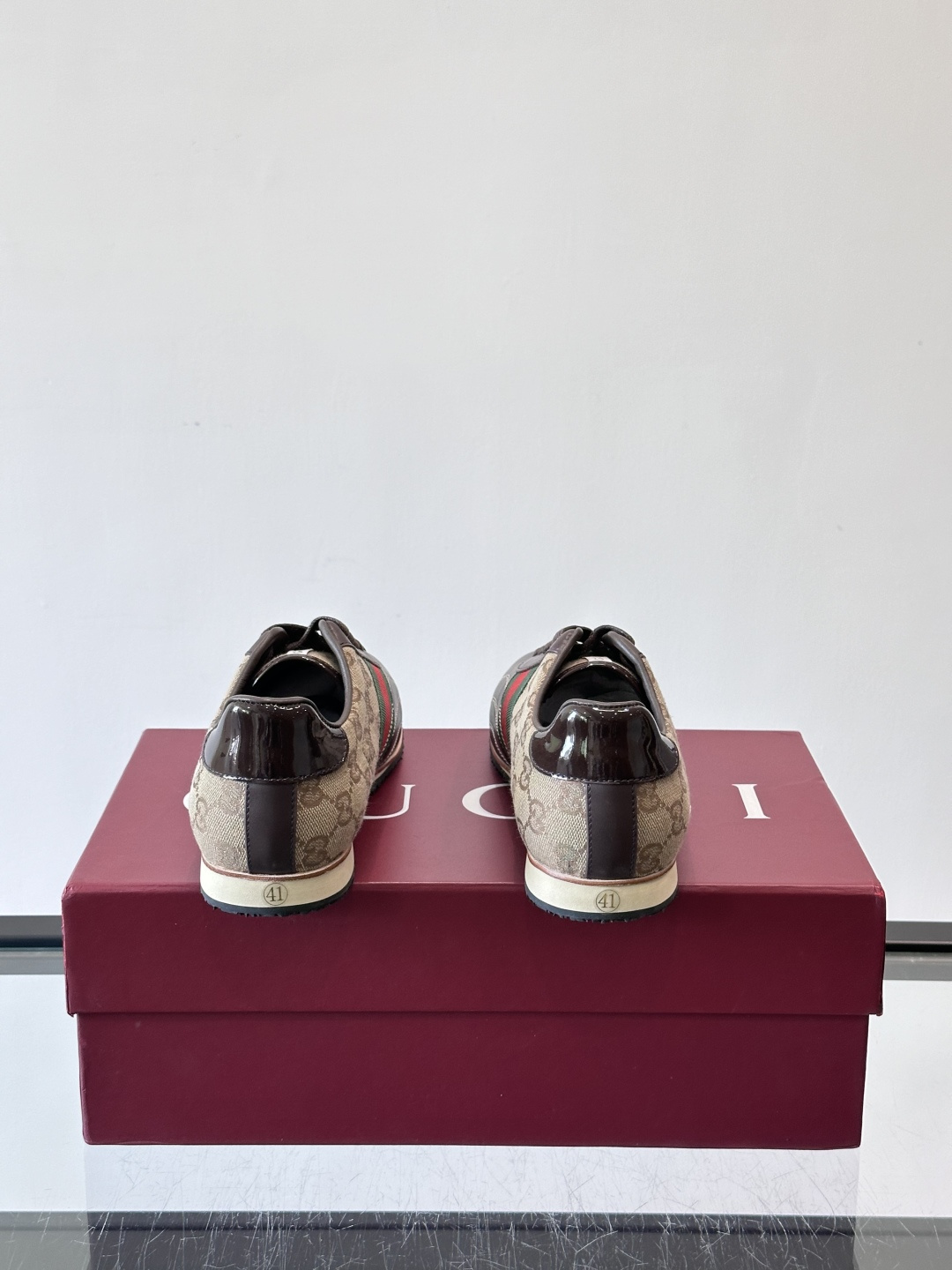 Gucci经典的复古运动鞋，采用皮革与GG老花帆布拼接设计，侧面饰有品牌标志性的红绿织带，鞋型圆润复古，